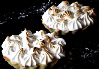 Tarte cu prune si bezea