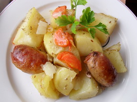 Cartofi cu carnati la cuptor
