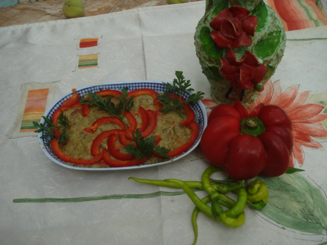 Salata de vinete cu ardei copti si usturoi