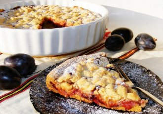 Tarta cu prune si crumble