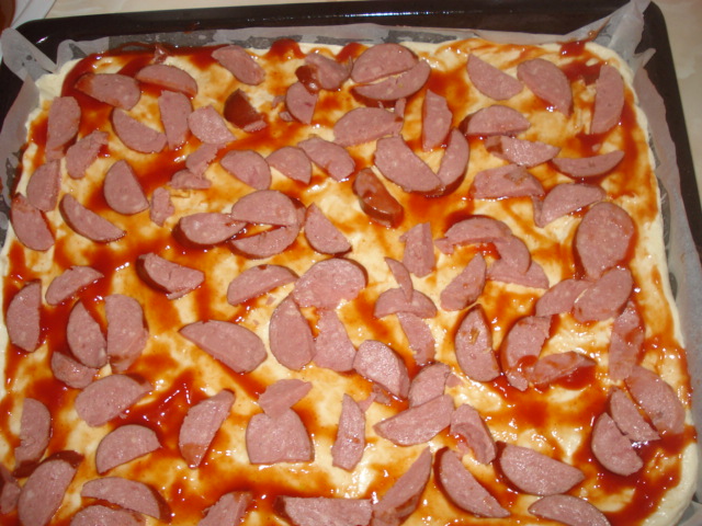 Pizza cu carnat si telemea Delaco