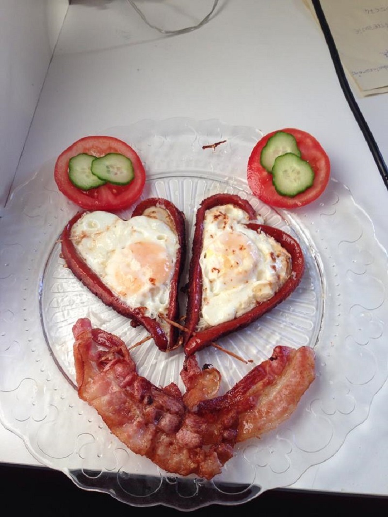 Mic dejun cu oua si bacon
