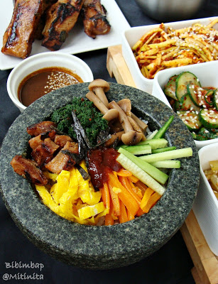 Pranz corean cu orez amestecat,coaste pe gratar,garnituri si salate picante
