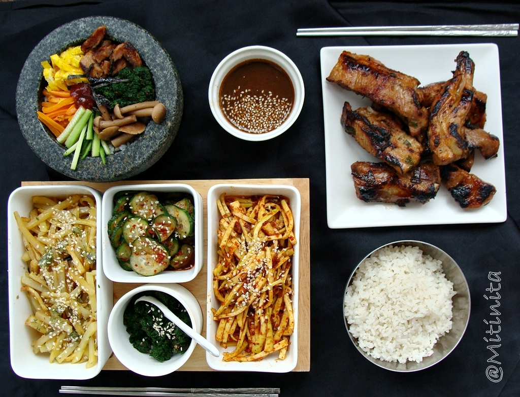 Pranz corean cu orez amestecat,coaste pe gratar,garnituri si salate picante