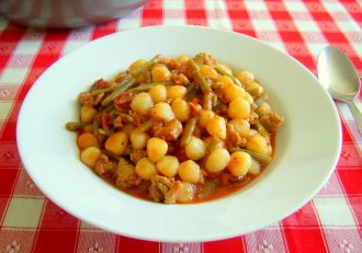 Gnocchi cu carnati, rosii si fasole verde
