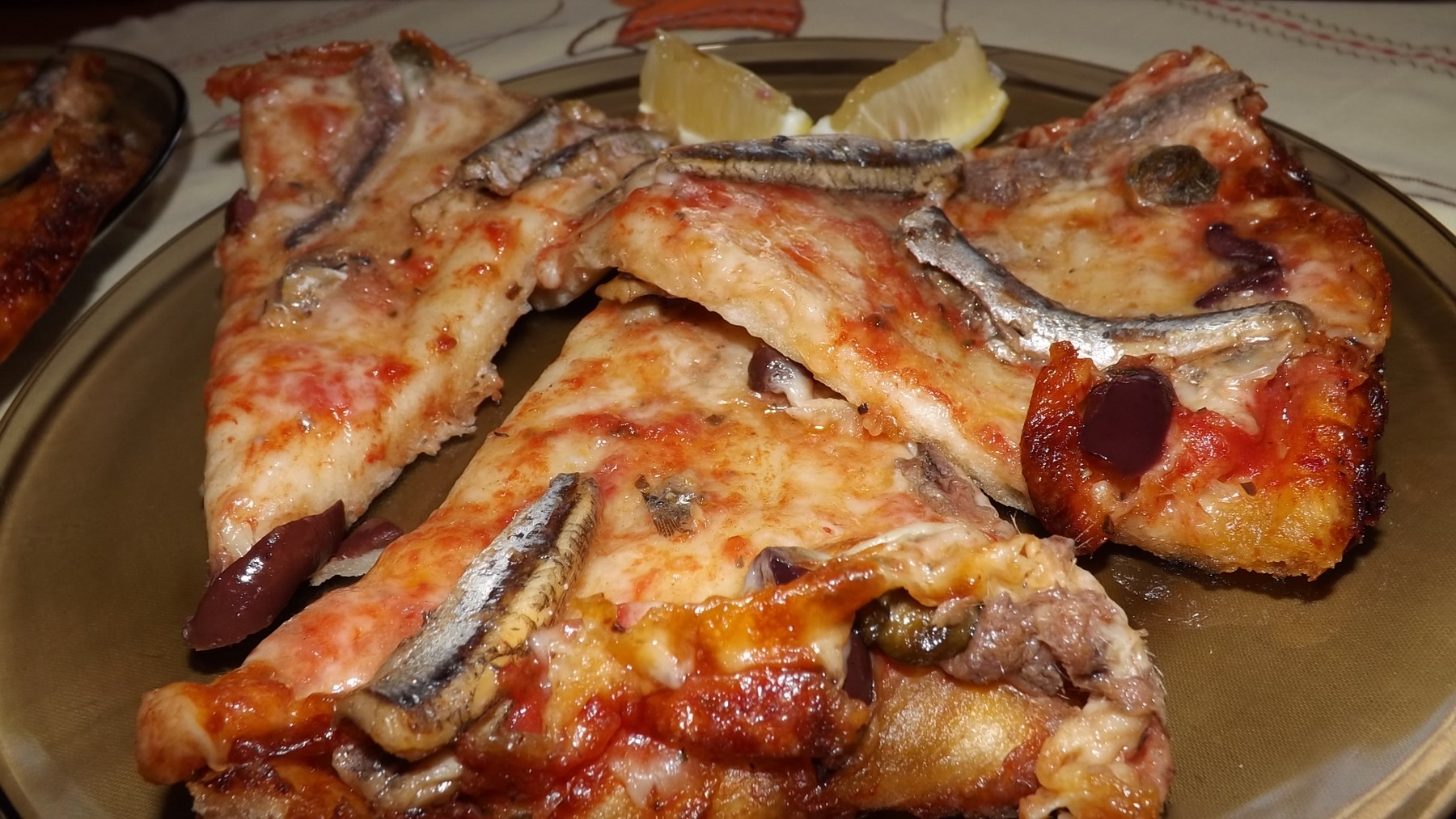 Pizza cu sardele si sardine