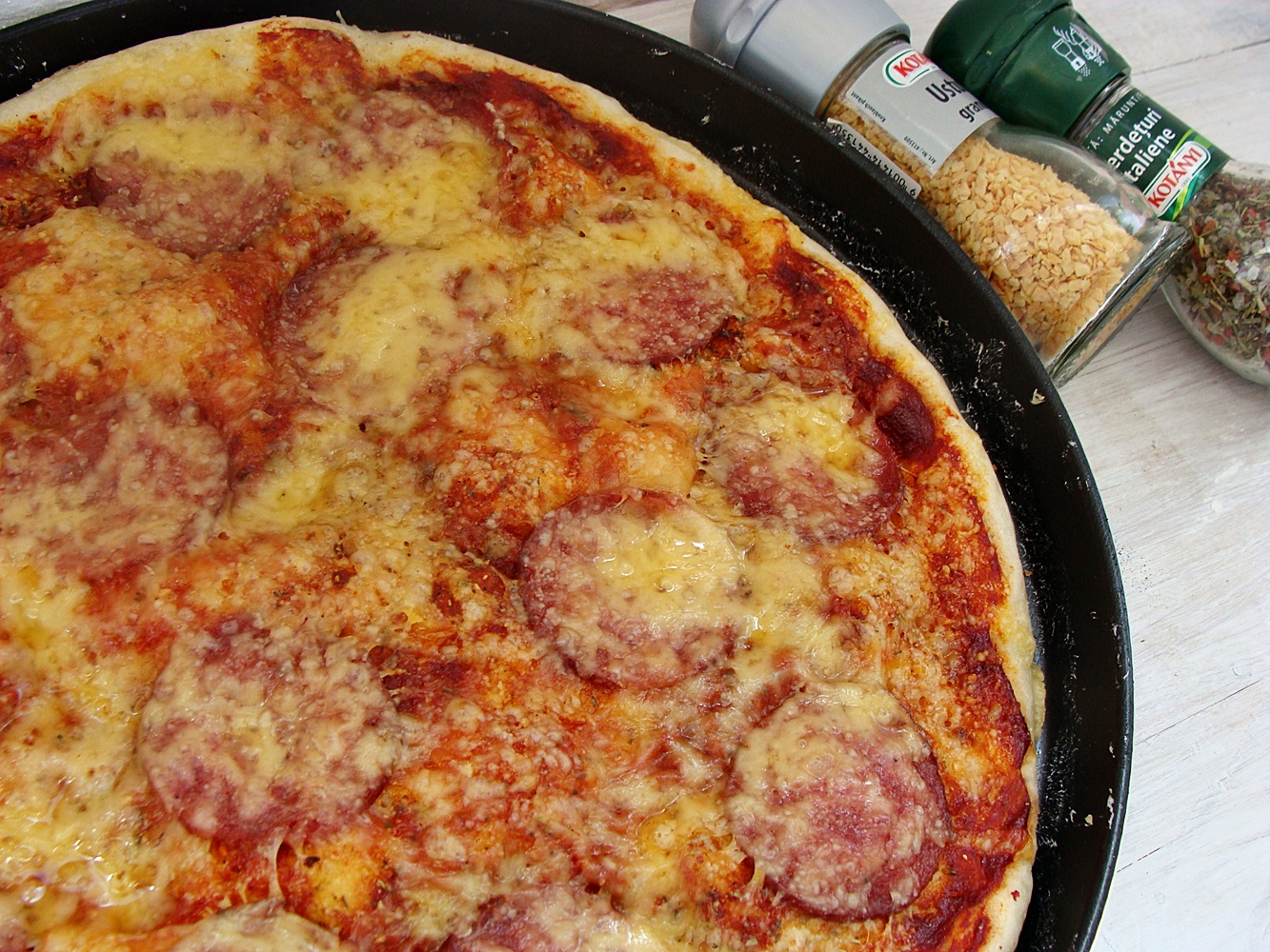 Pizza cu salam italian