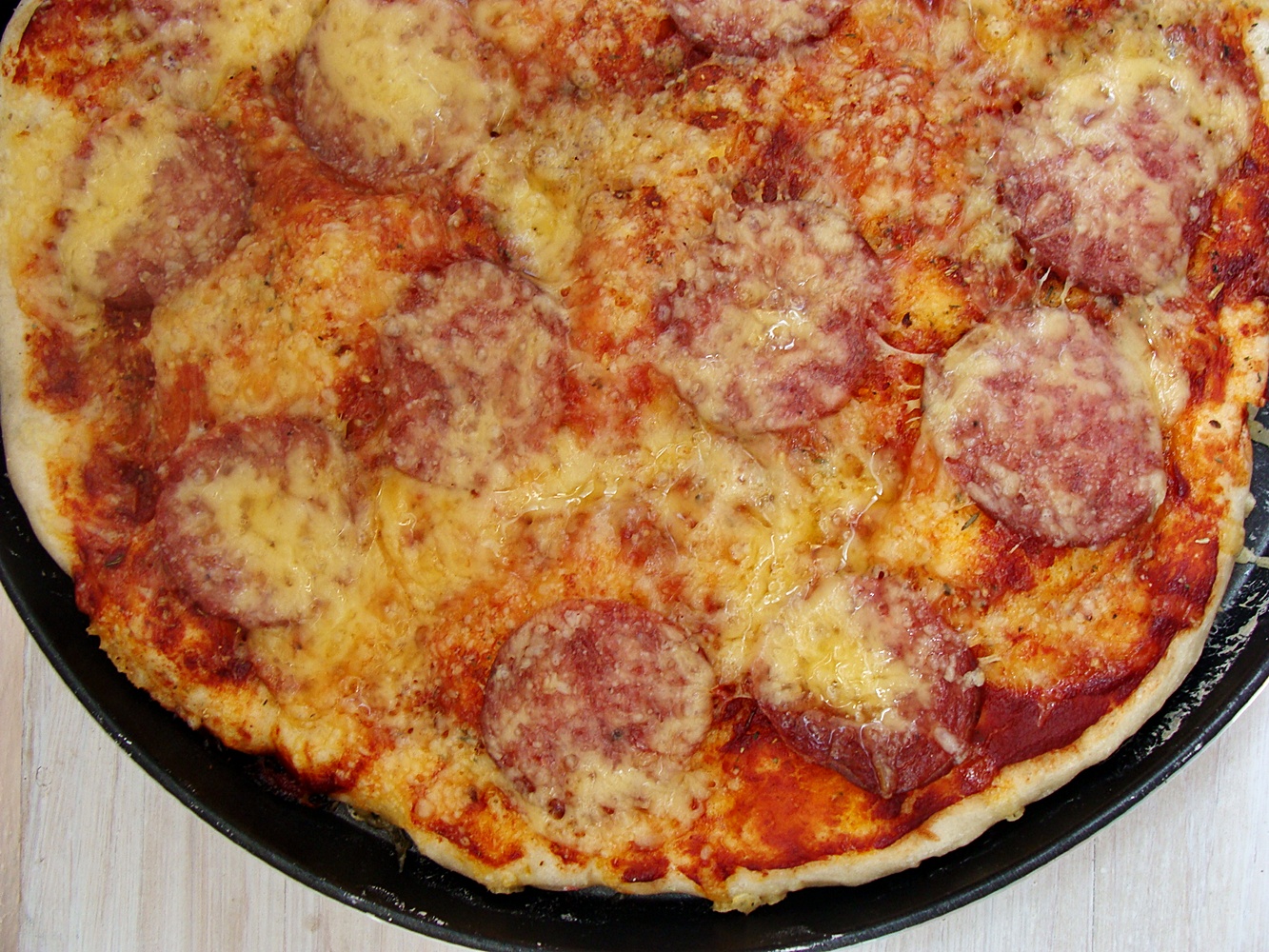 Pizza cu salam italian