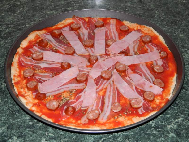 Pizza cu bacon si carnati de bere