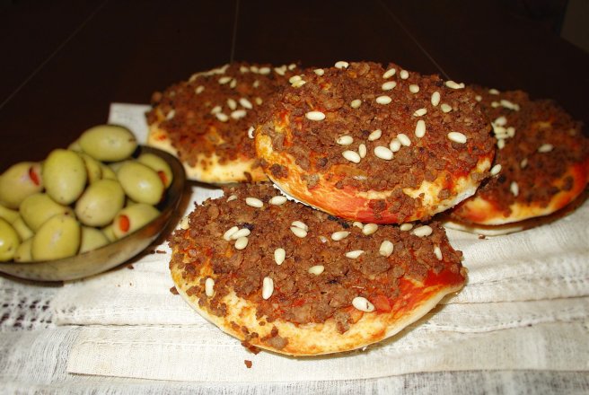 "Lahm bi ajeen" (carne pe aluat)-pizza arabeasca