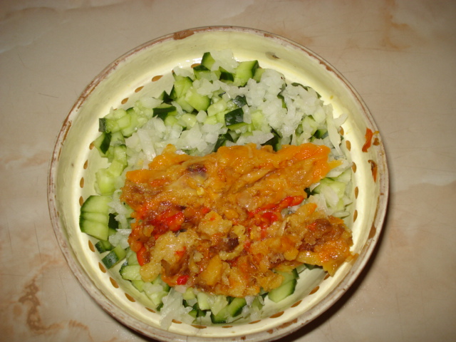 Salata de castraveti cu ardei copt si iaurt