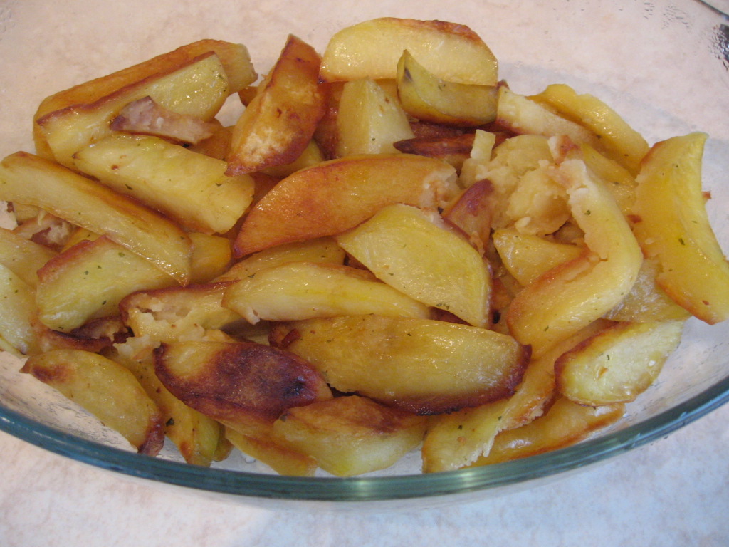 Cartofi la cuptor cu sos de ceapa caramelizata