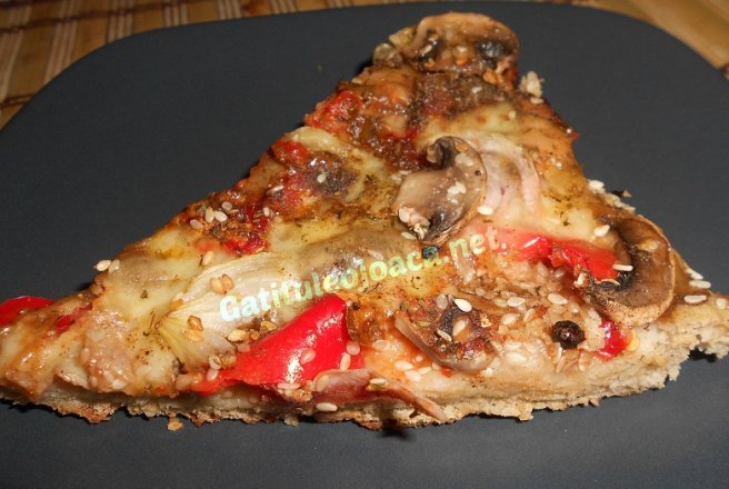 Pizza taraneasca cu susan si ardei iute caramelizat