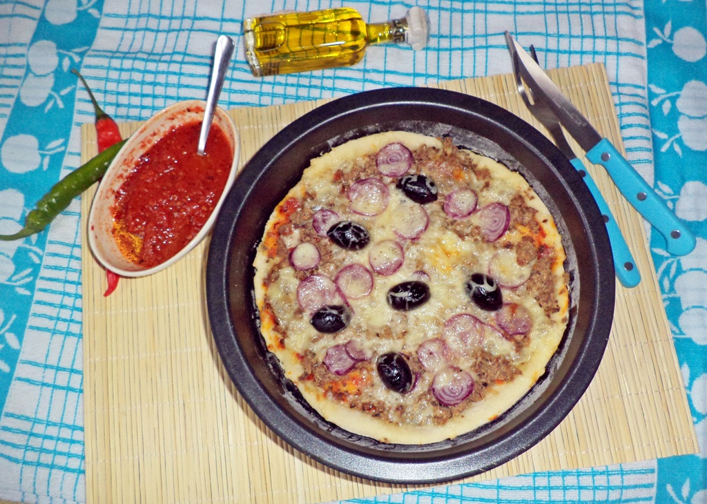 Pizza cu ton si ceapa rosie
