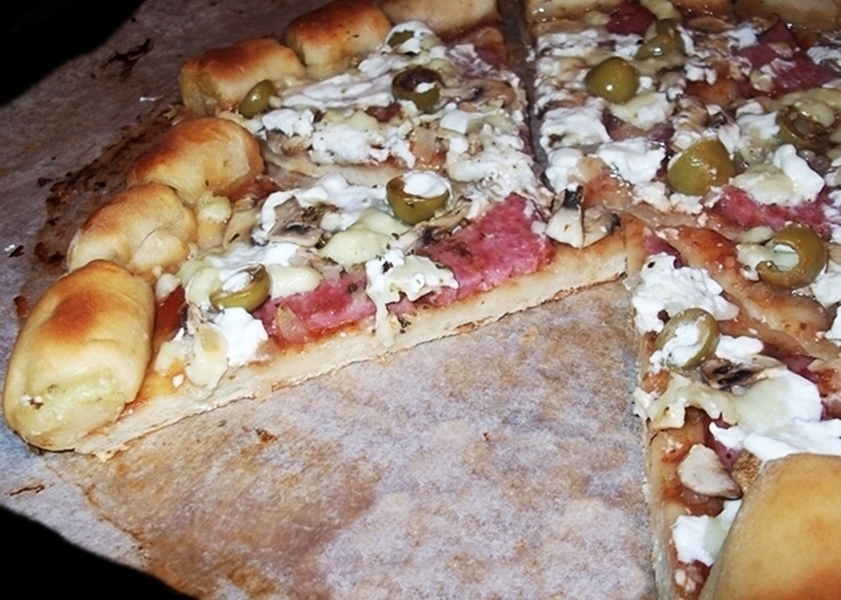 Pizza cu margine de branza