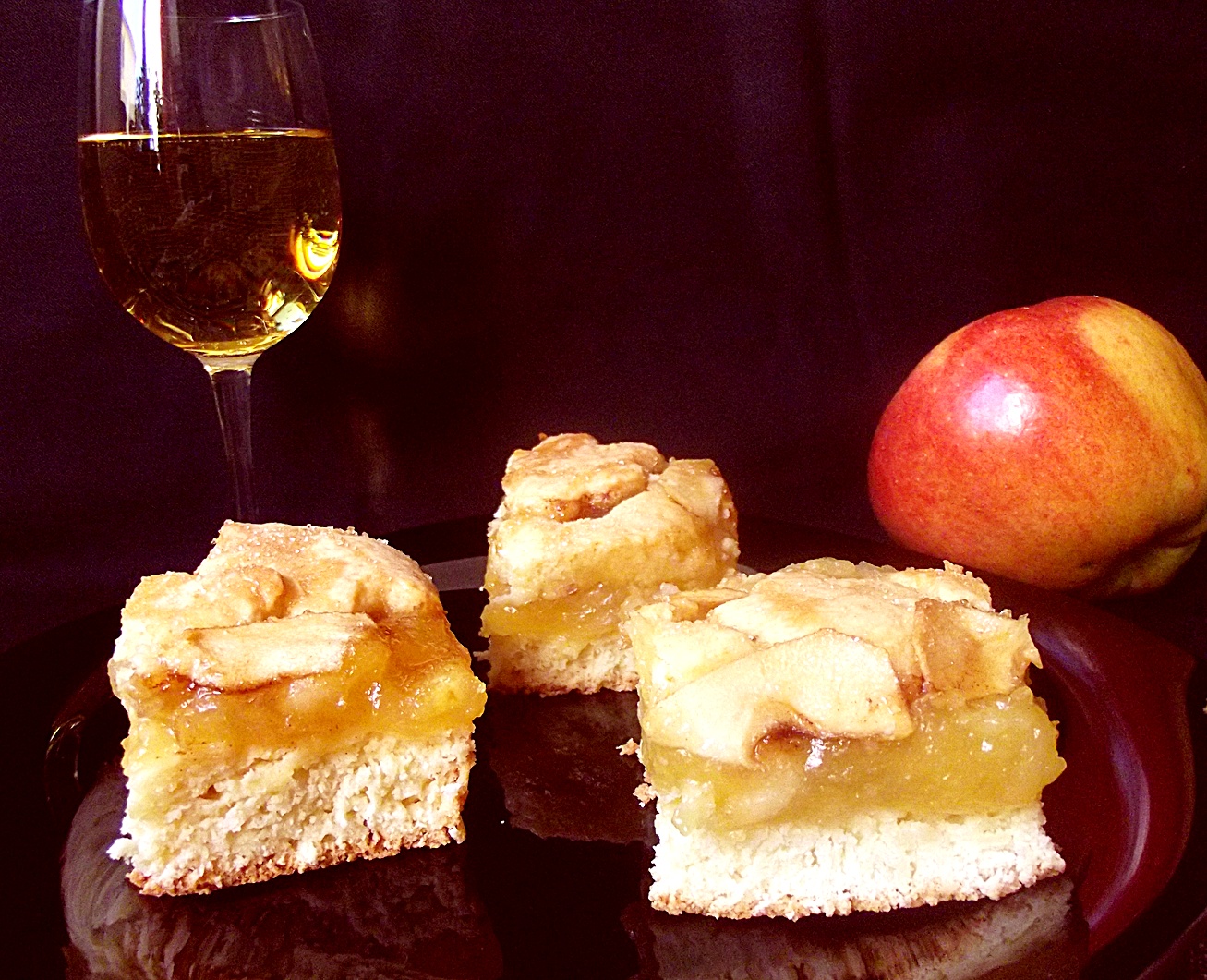 Prăjitură cu cremă de mere şi şampanie