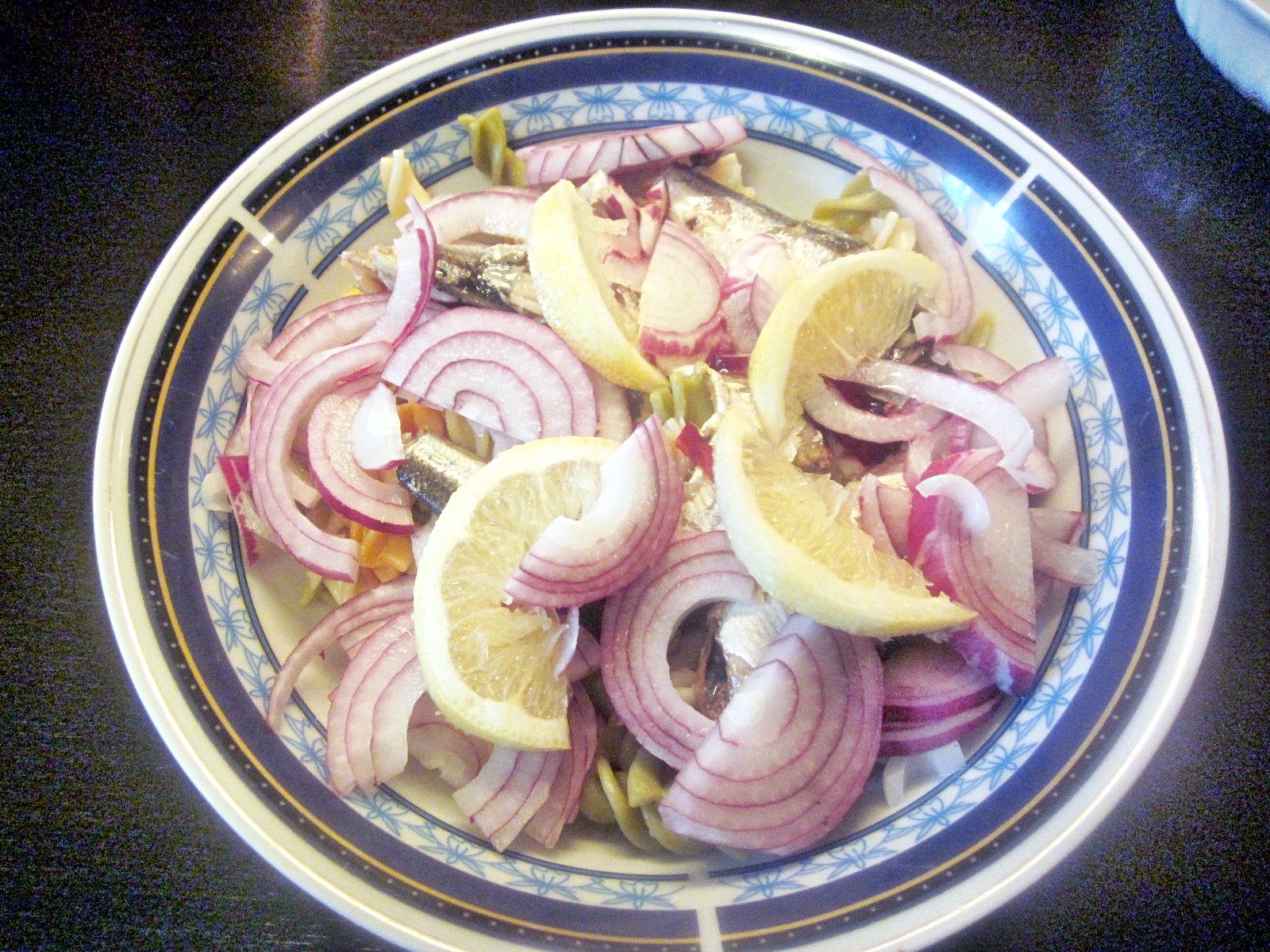 Salată de paste colorate cu hering în ulei