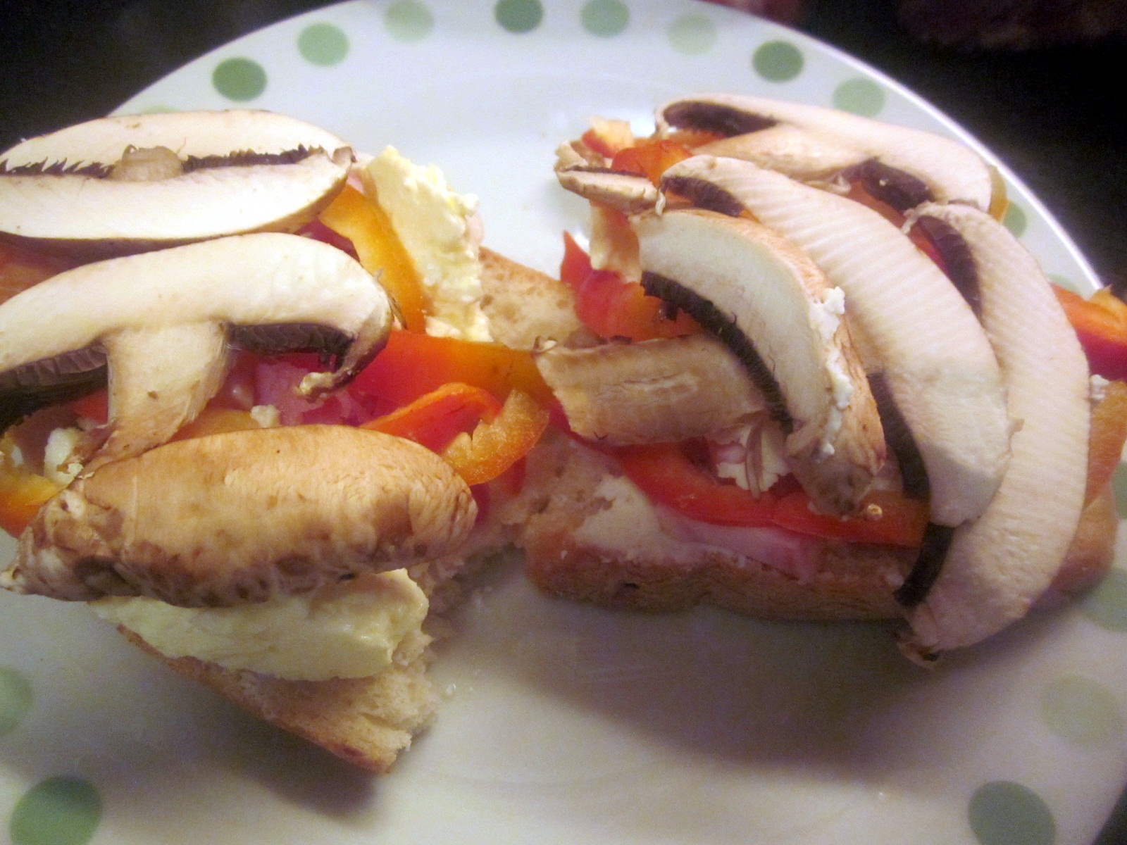Sandviș cu brânzică Ceva fin, bacon și ciuperci
