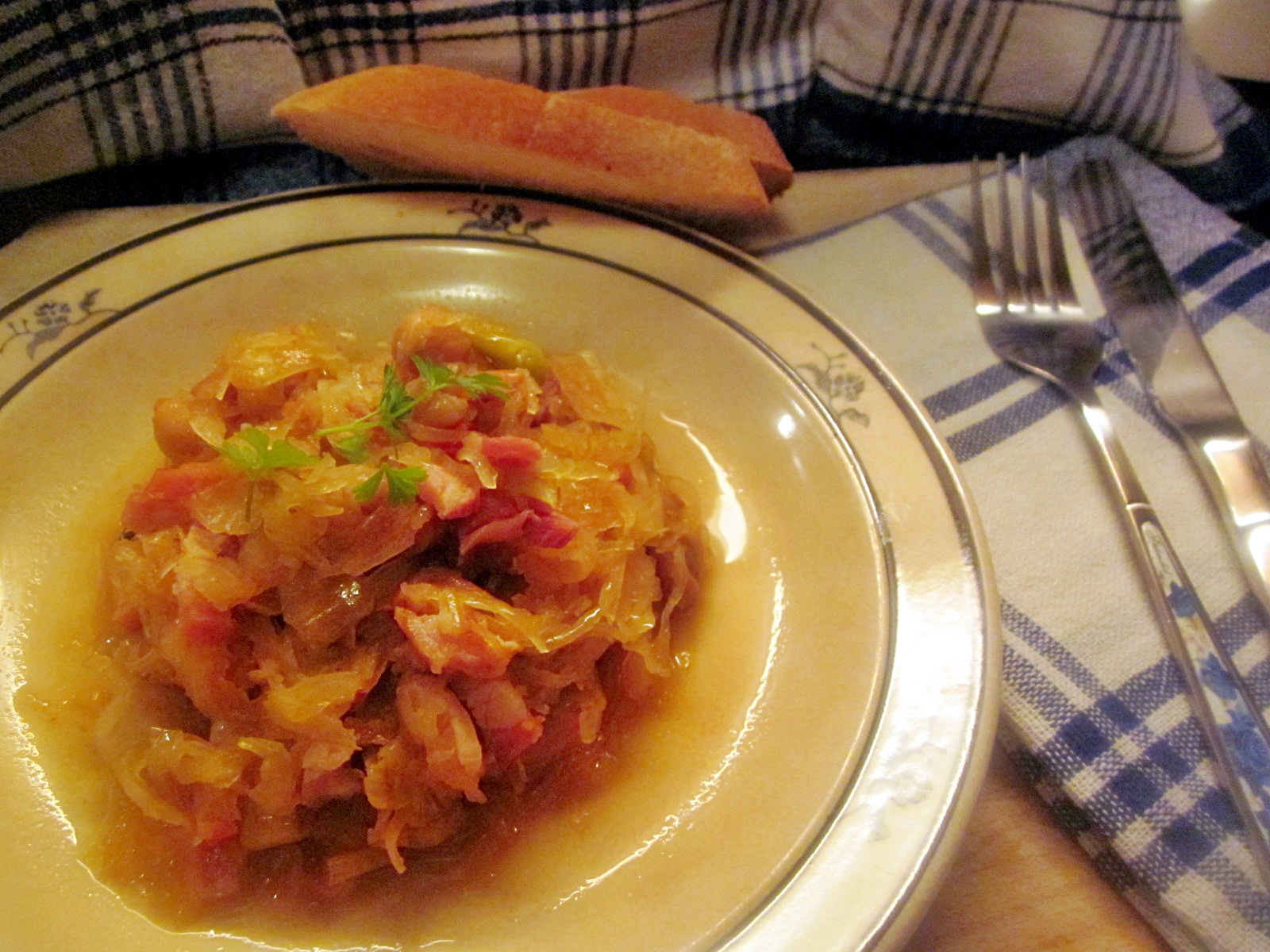 Mâncare de varză murată, cu fasole boabe și bacon