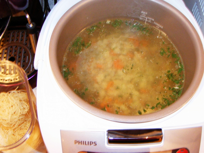 Supa de pui cu legume si taitei - reteta Multicooker