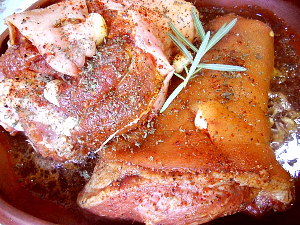 Mix de ciolan de porc proaspăt şi afumat la vasul roman