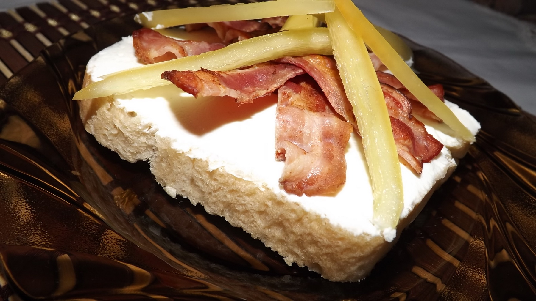 Sandvis cu bacon prajit