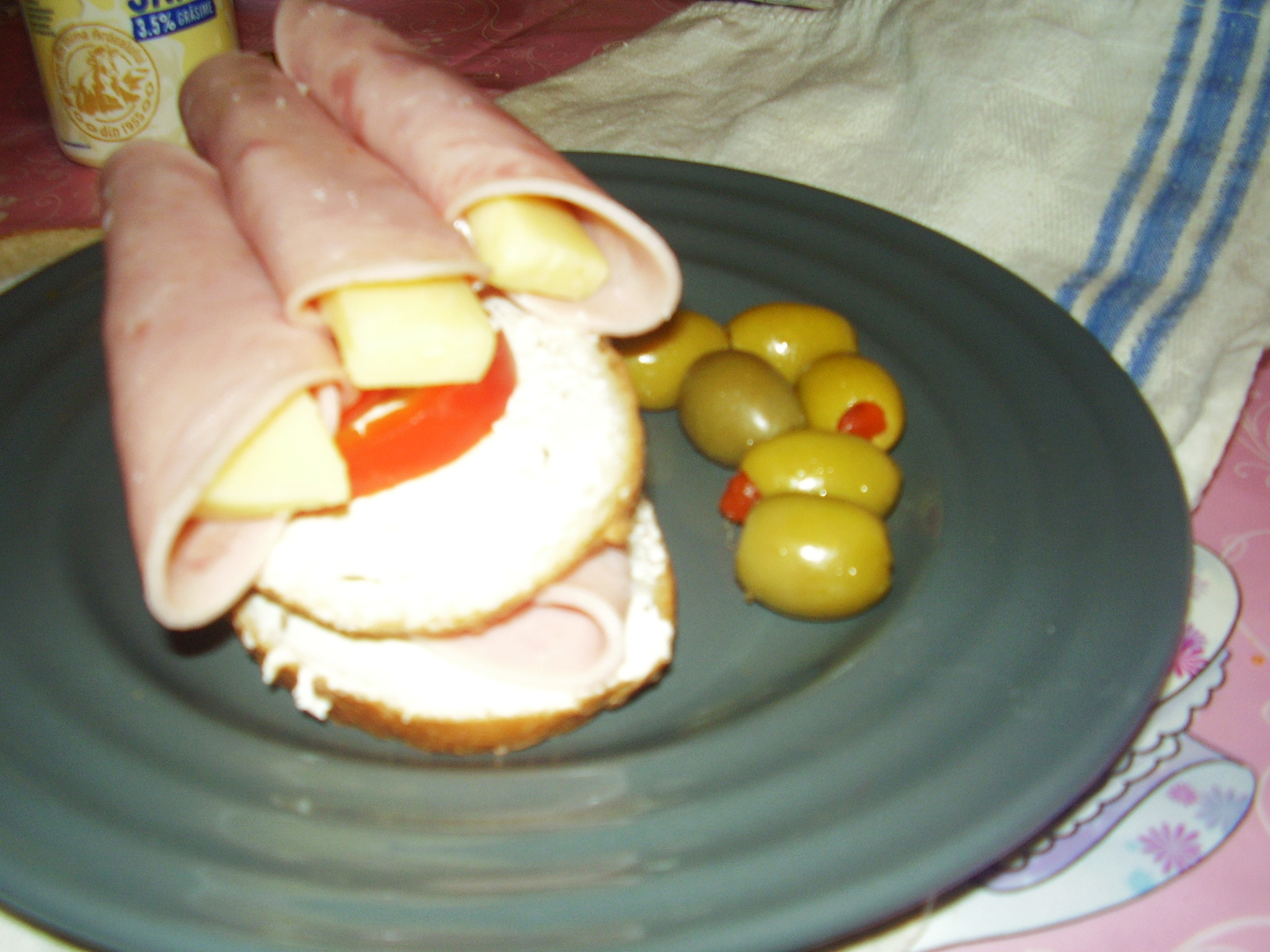 Sandwich cu rulouri de sunca presata