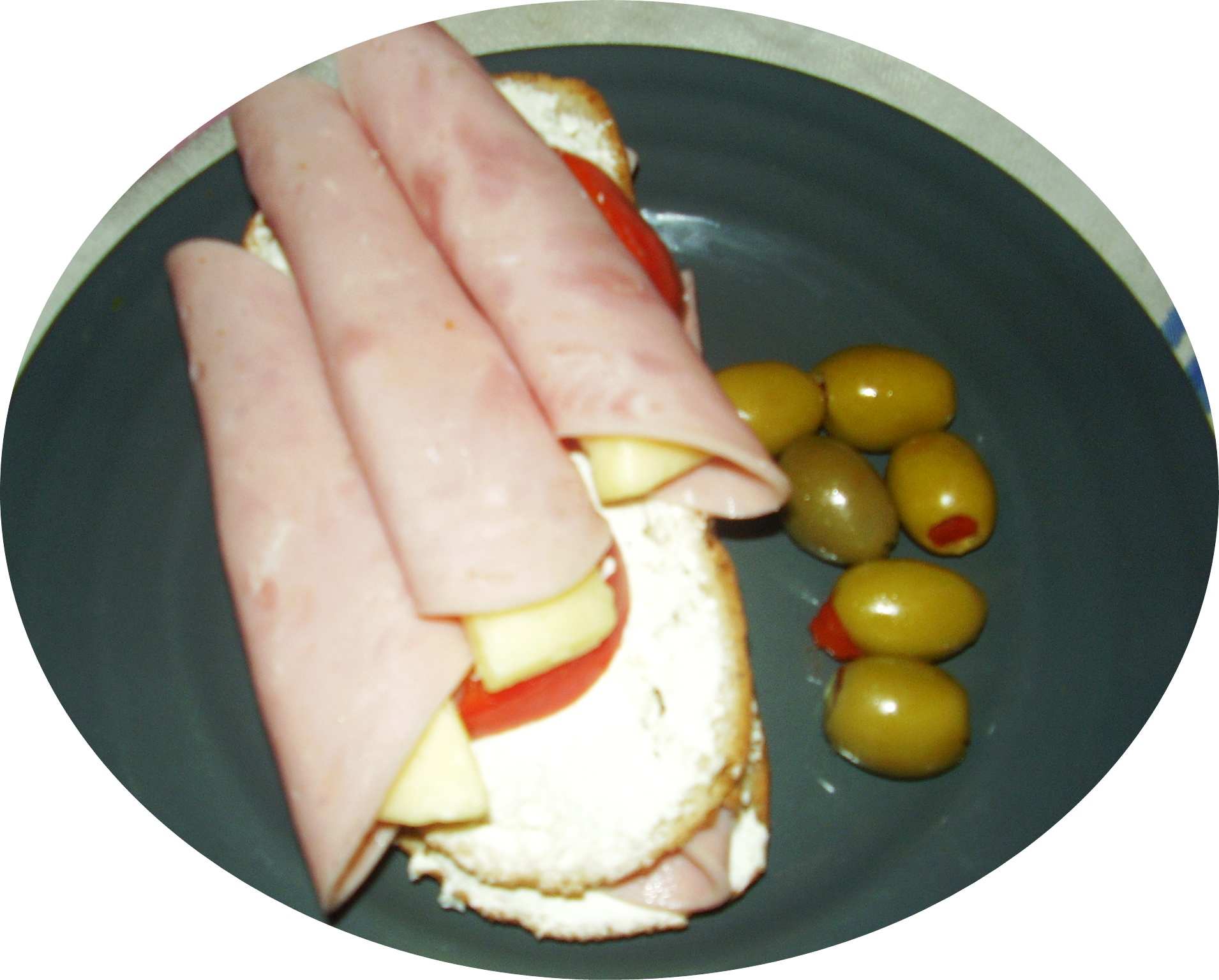 Sandwich cu rulouri de sunca presata
