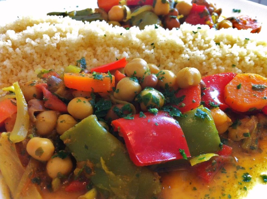 Cuscus/cous-cous cu legume in stil marocan