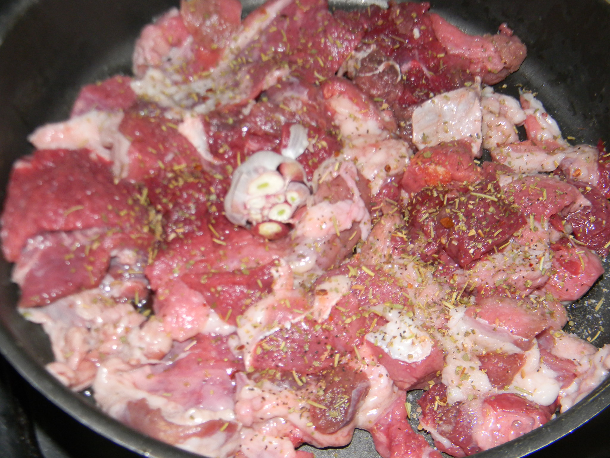 Tagliolini rosii cu mazare si porc