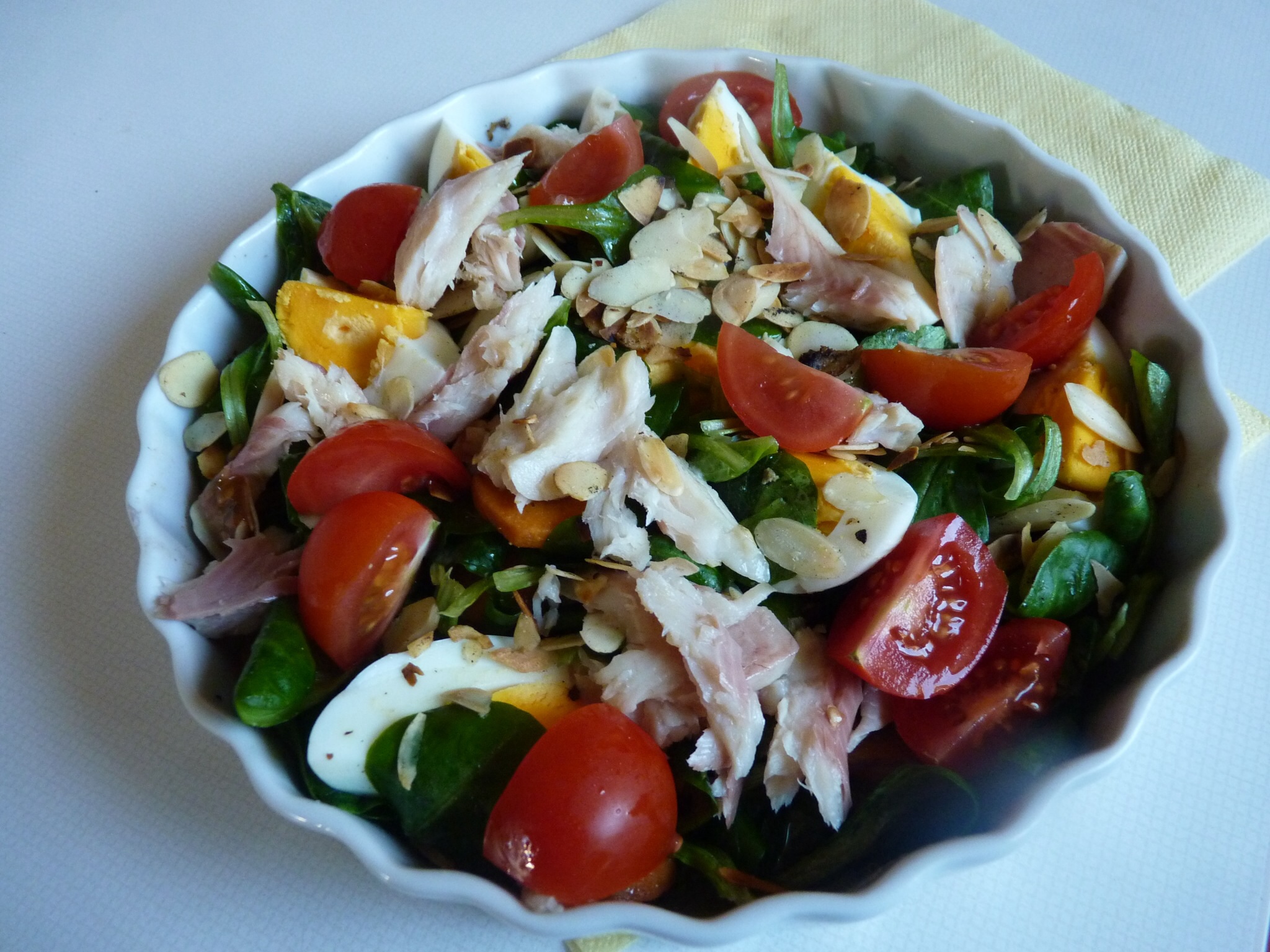 Salata cu pastrav afumat si ou fiert