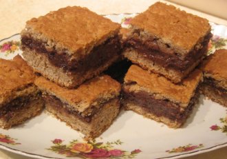 Prajitura cu nuca si gem de prune