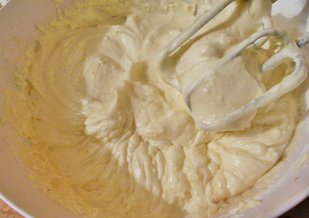 Prajitura cu crema de vanilie si nuca caramelizata
