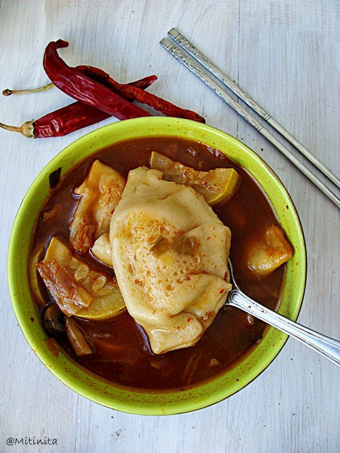 Supa coreana cu coltunasi si kimchi