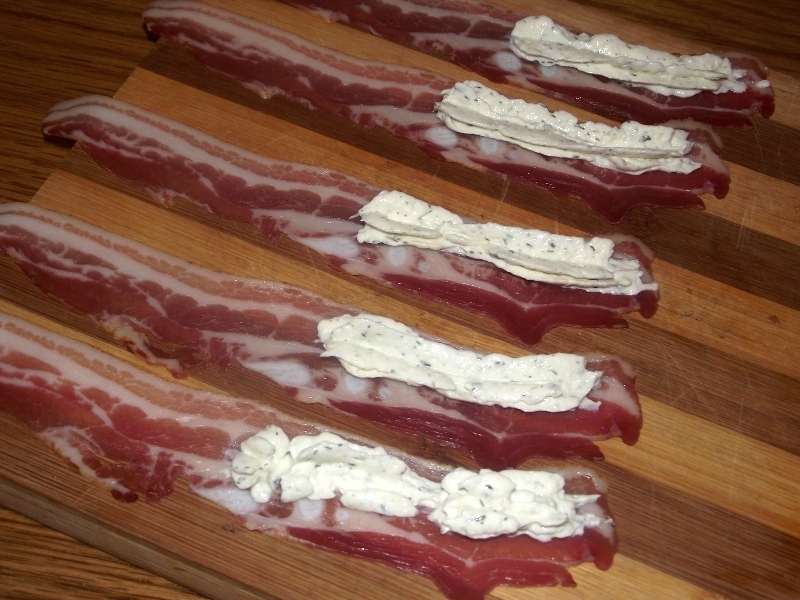 Rulouri de bacon afumat cu crema de branza