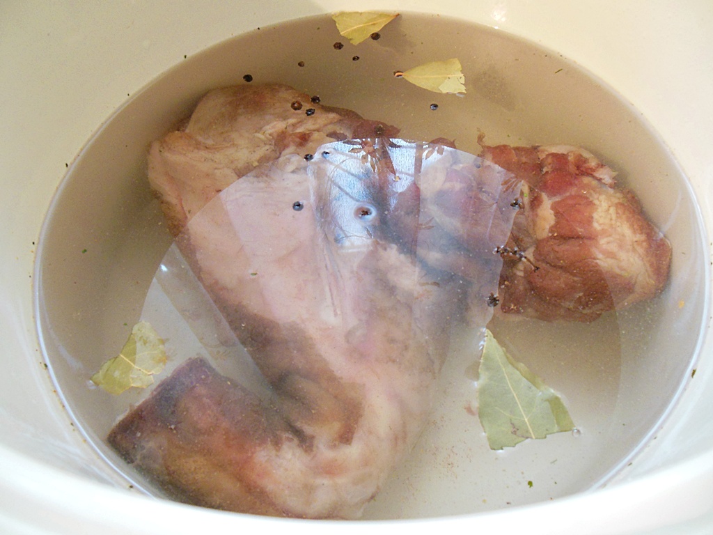 Picior de porc cu sos de hrean si smantana
