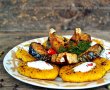 Macrou cu turte picante de mămăligă şi sos-0