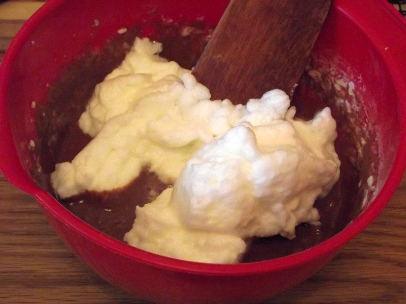Desert prajitura cu crema de ciocolata si aroma de migdale