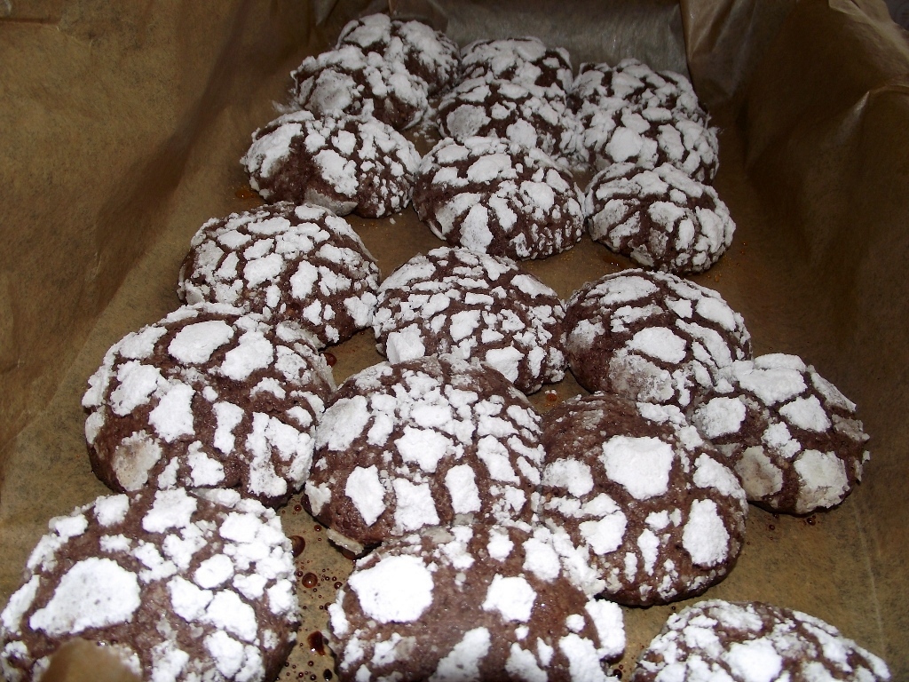 Fursecuri cu ciocolata si nuca (chocolate crinkles)