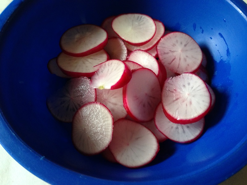 Salata de rucola cu ridichi si rosii cherry