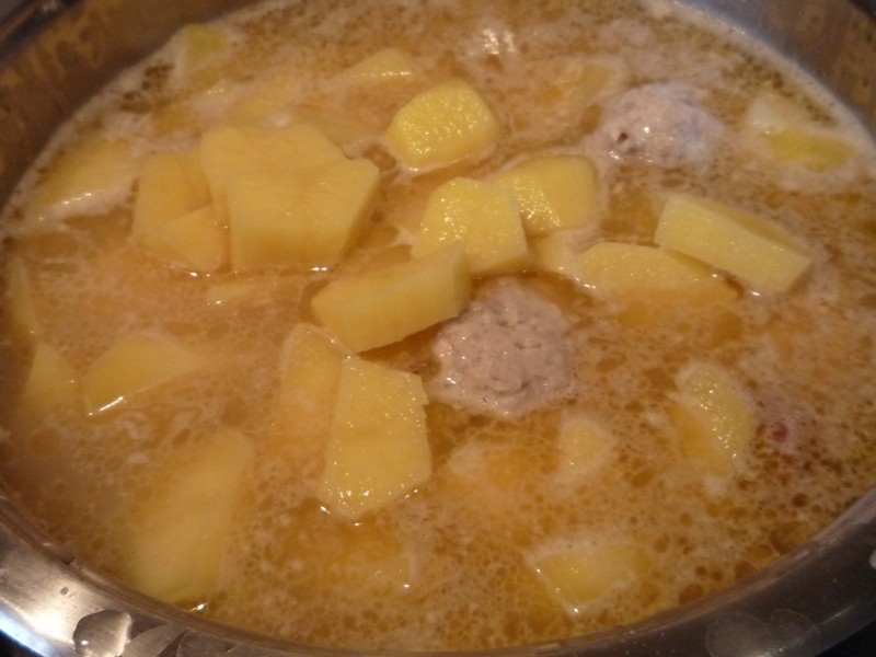 Mancare rustica de cartofi cu chiftelute si afumatura