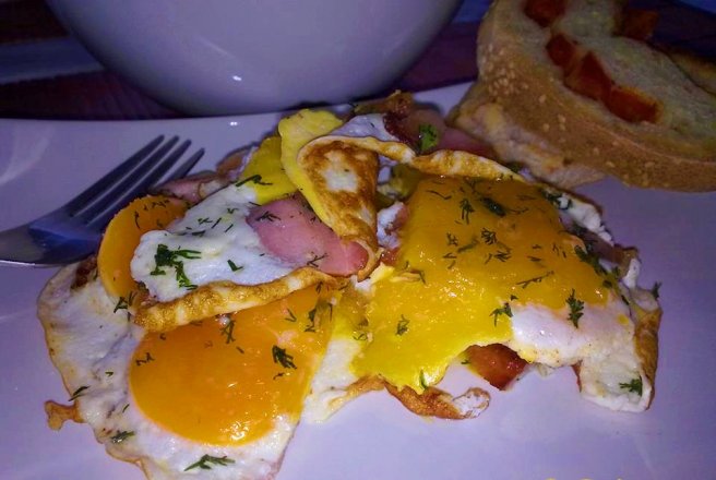 Mic dejun cu ou și șuncă