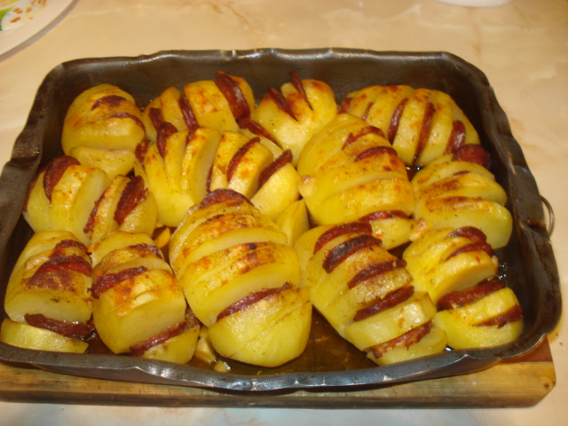 Cartofi acordeon cu carnat de casa, la cuptor