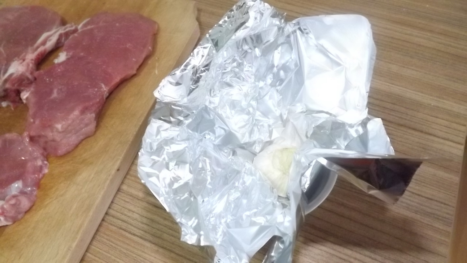 Antricot de vitel la gratar cu cartofi si salata rucola
