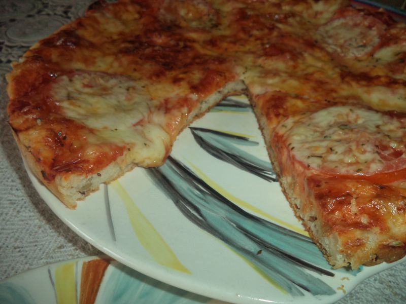 Pizza cu rosii si mozarella