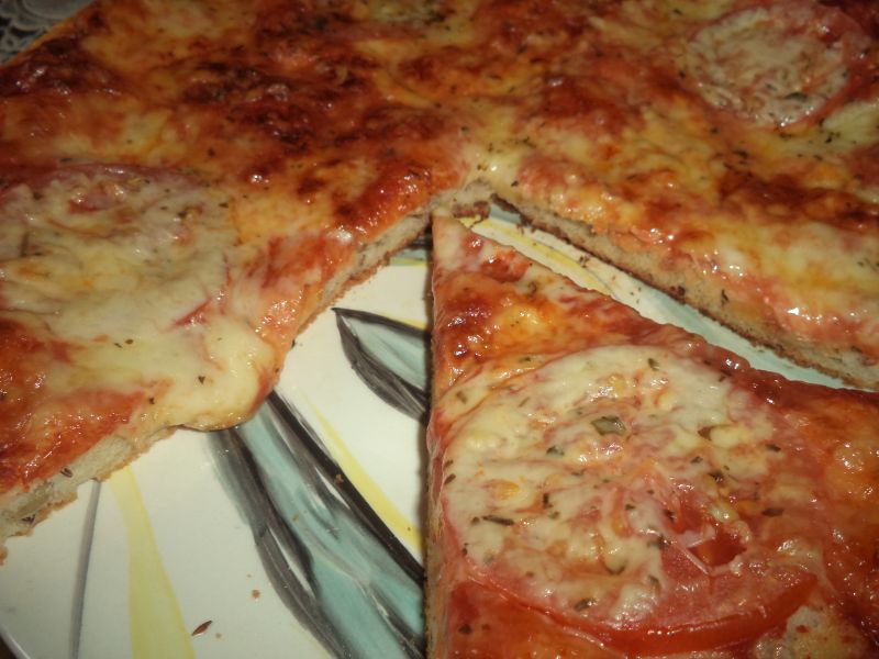 Pizza cu rosii si mozarella