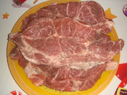 Ceafa de porc la gratar cu piure si sos de usturoi cu nucsoara
