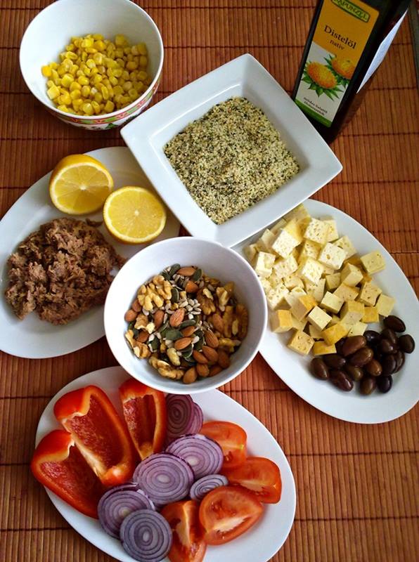 Salată de ton cu brânzeturi și semințe