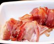 Prepeliță învelită în bacon, cu garnitură de mere-1