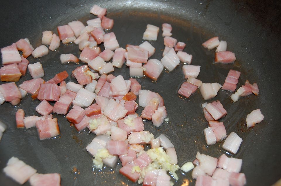 Salata de cartofi cu boia si bacon